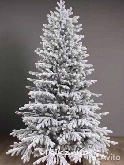Заснеженая ель премиум