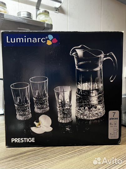 Кувшин и стаканы