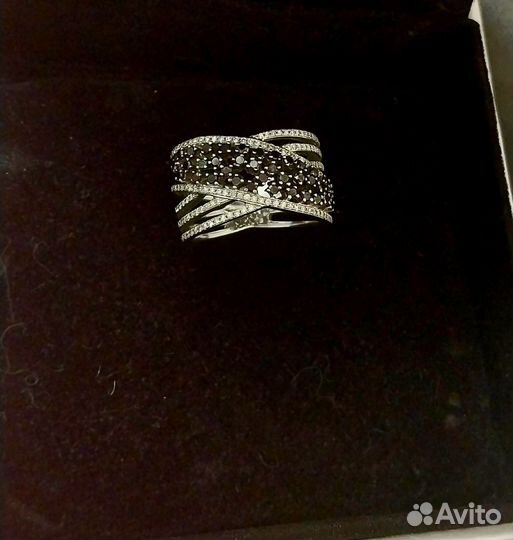 Золотое кольцо с черными бриллиантами мюз