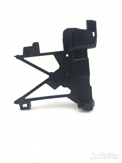 Кронштейн замка капота правый Mercedes-Benz Glc