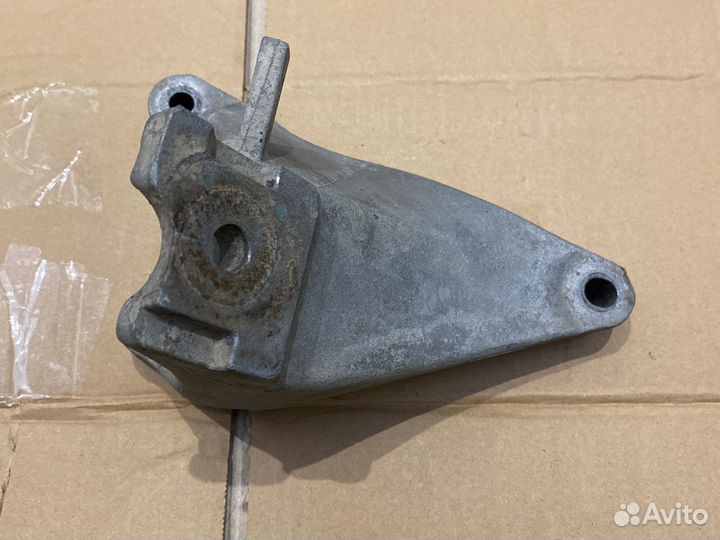 Крепление правое двигателя Audi A6 C6 4F 4.2 FSI