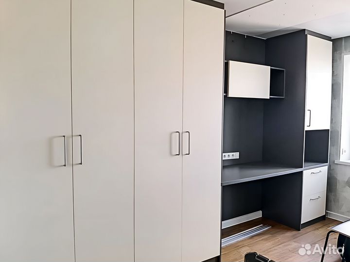 Школьный стол для двоих у окна