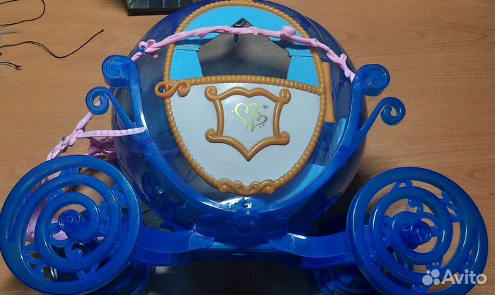 10 кукол, карета и фигурки из мультфильмов