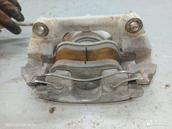 Суппорт тормозной передний левый Renault Megane