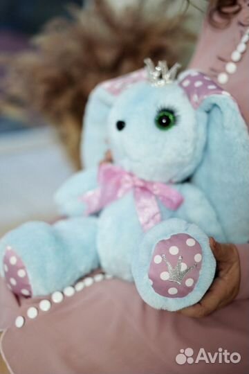 Заяц ручной работы с вышивкой