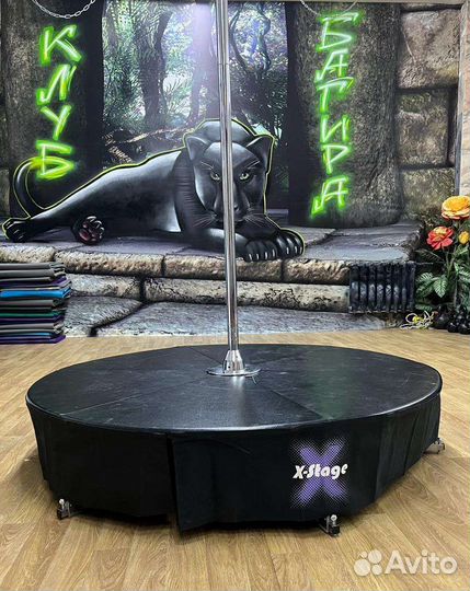 Пилон с подиумом