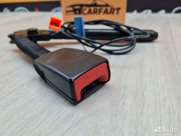 Замок ремня безопасности передний правый Land