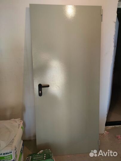 Дверь входная металлическая от застройщика