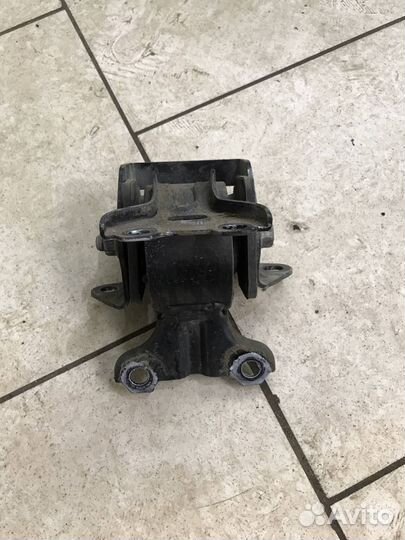 Опора двигателя mitsubishi lancer 10
