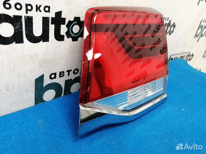 Фонарь в крышку багажника правый 81581-60360