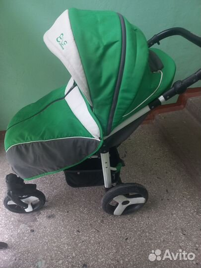 Прогулочная коляска с надувными колесами