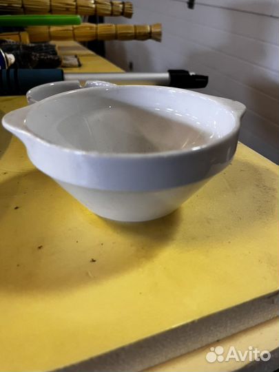 Тарелки, столовые приборы, кастрюли, сковородки