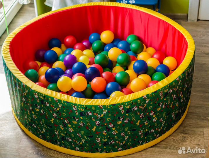 Бассейн с разноцветными шариками