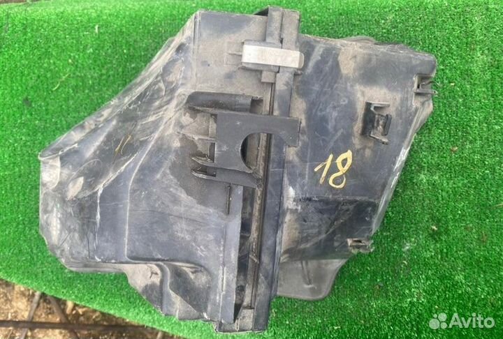 Корпус воздушного фильтра Volkswagen Passat 2.5