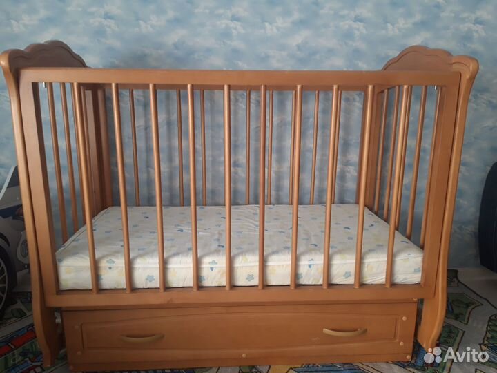 Детская кроватка с поперечным маятником и ящиком