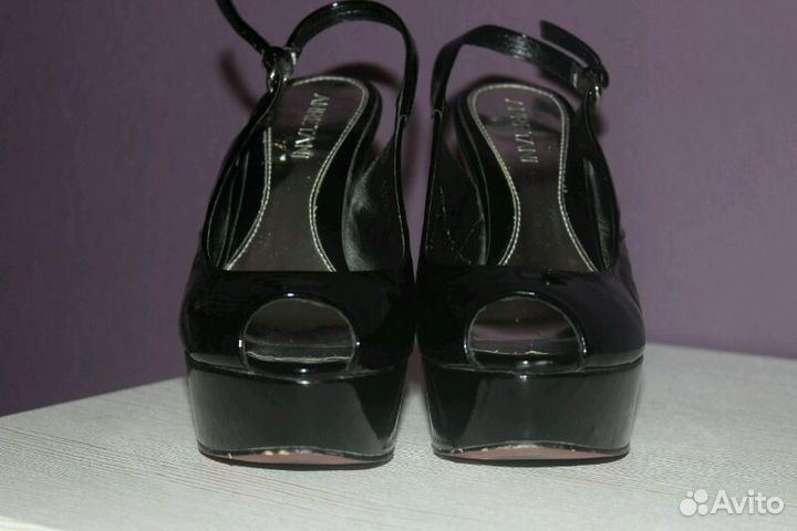 Лаковые туфли на танкетке