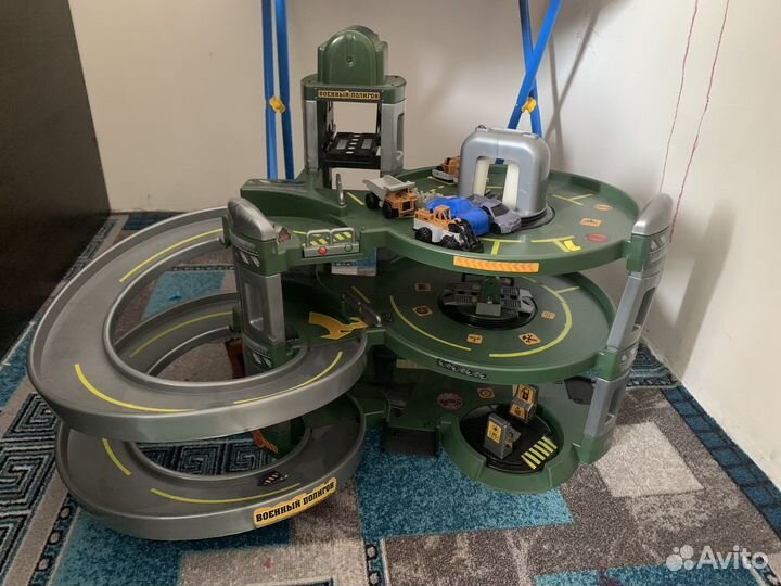 Гоночный трек с машинками