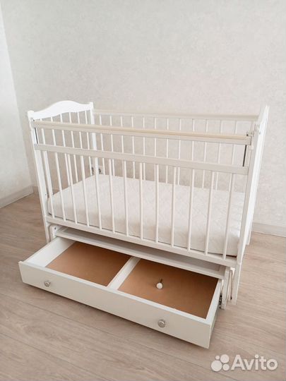 Детская кроватка с маятником и ящиком