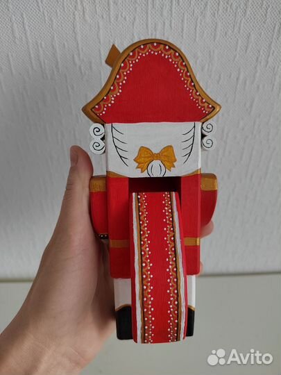 Деревянная игрушка щелкунчик ручной работы