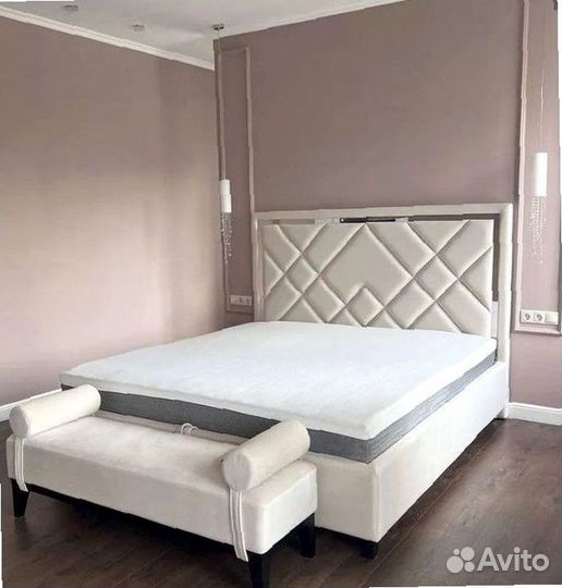 Двуспальная кровать с мягким изголовьем