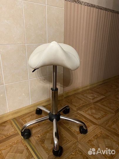 Стул седло для косметолога