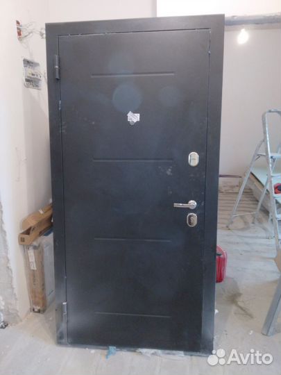 Дверь входная металлическая от застройщика