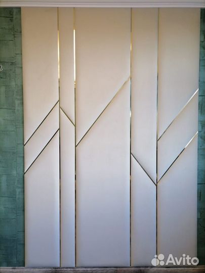 Мягкие стеновые панели с латунным профилем