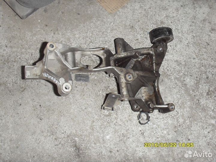 Кронштейн генератора AXZ Volkswagen Passat (B6)