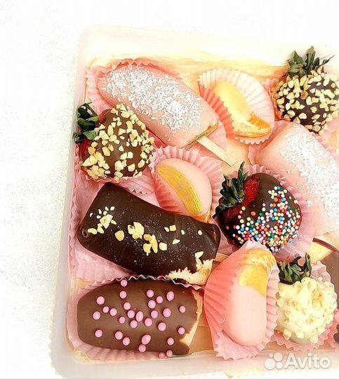 Клубника в шоколаде, бананы в шоколаде