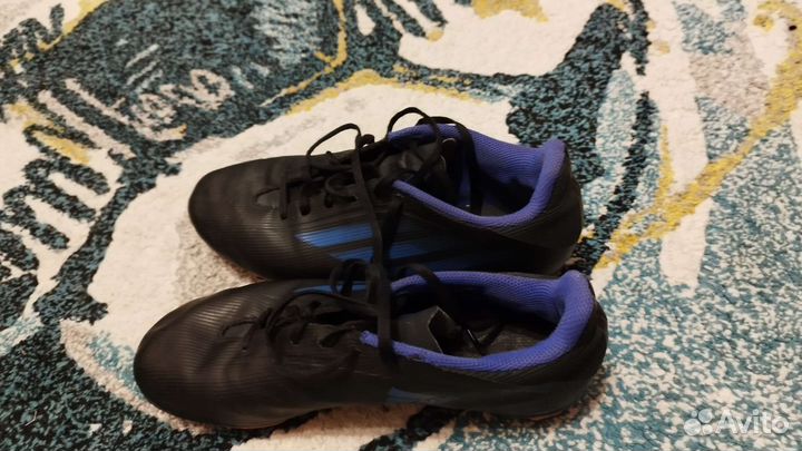 Футбольные бутсы adidas