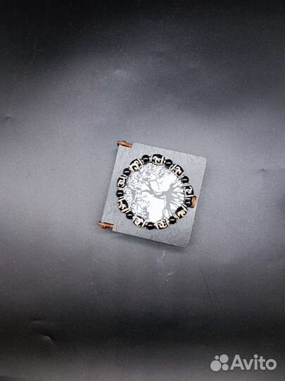 Браслет из бусин дзи