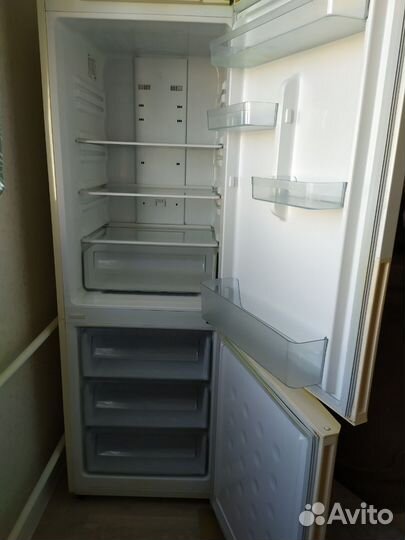 Холодильник (работает только морозилка)