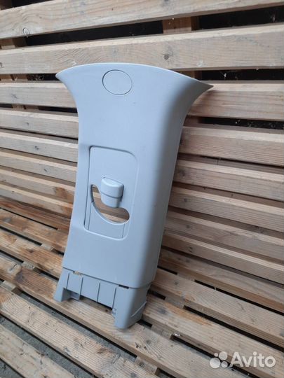 Обшивка центральной стойки правая верхняя 7211A198