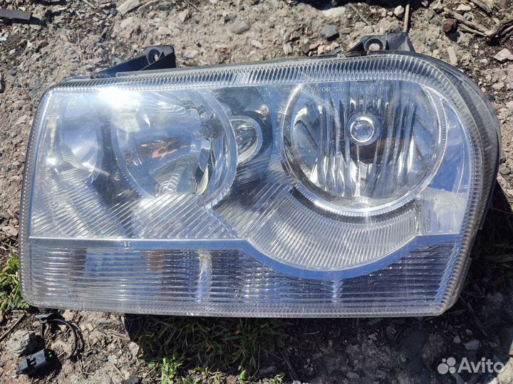 Chrysler 300c фара левая