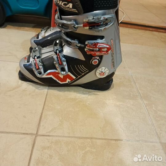 Продаются два комплекта горных лыж с ботинками