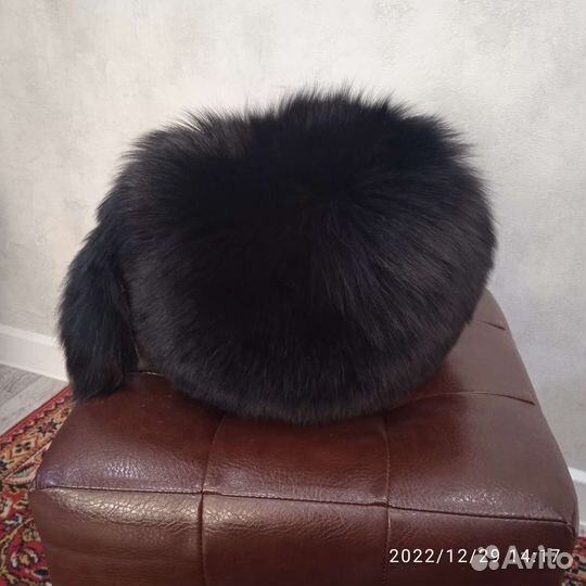 Мужская лисья щапка и три женские кроличьи шапки