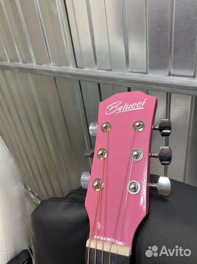 Акустическая гитара розовая