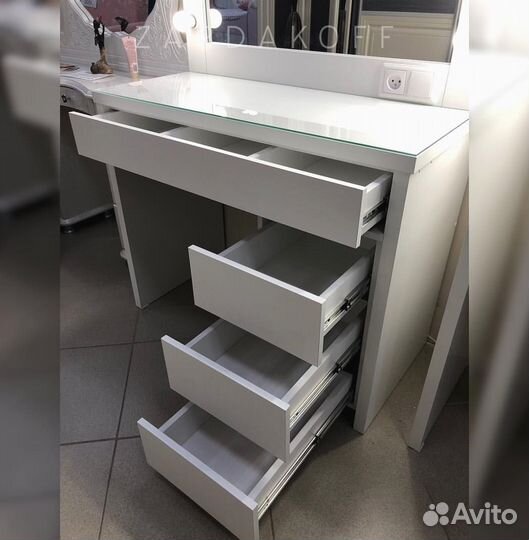Гримерный стол и гримерное зеркало с подсветкой