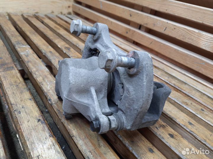 Суппорт тормозной передний левый Opel Astra J 2012