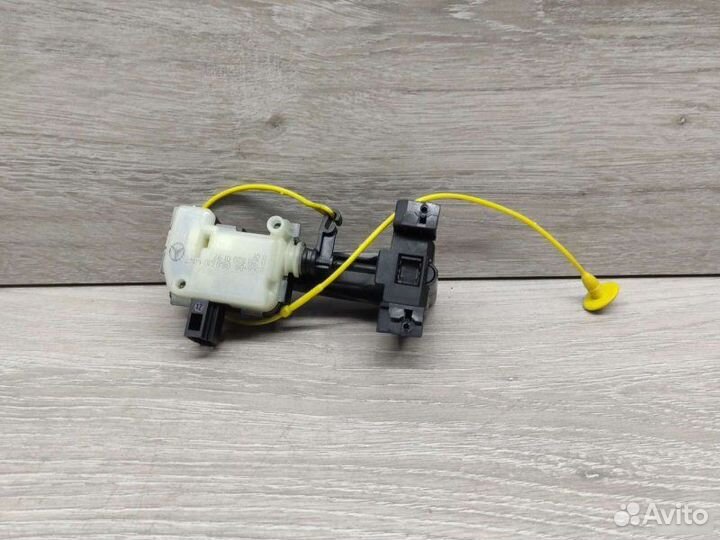 Замок лючка бензобака Mercedes M W164