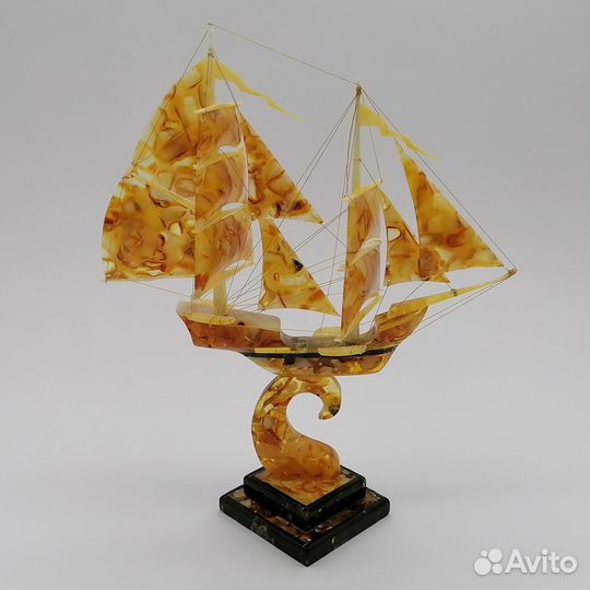 Кораблик янтарный сувенир парусник