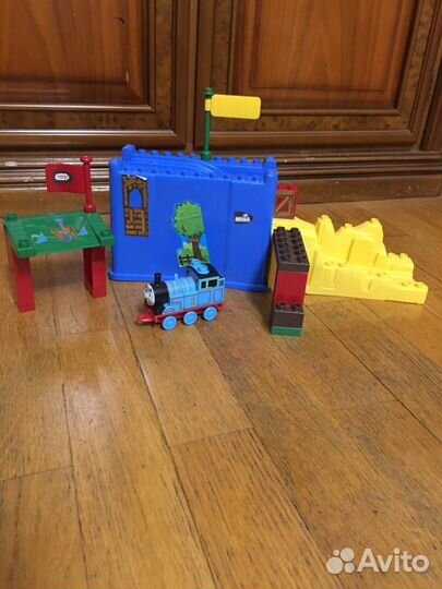 Томас и его друзья в пластмассовом контейнере
