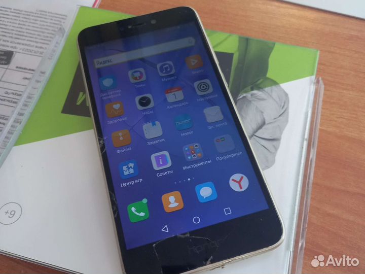 Телефон honor 8 lite 4/32 гб пару сколов