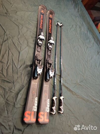 Горные лыжи, палки, ботинки и шлем