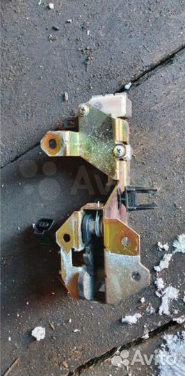 Замок стекла двери багажника 7L0827506 каен туарег