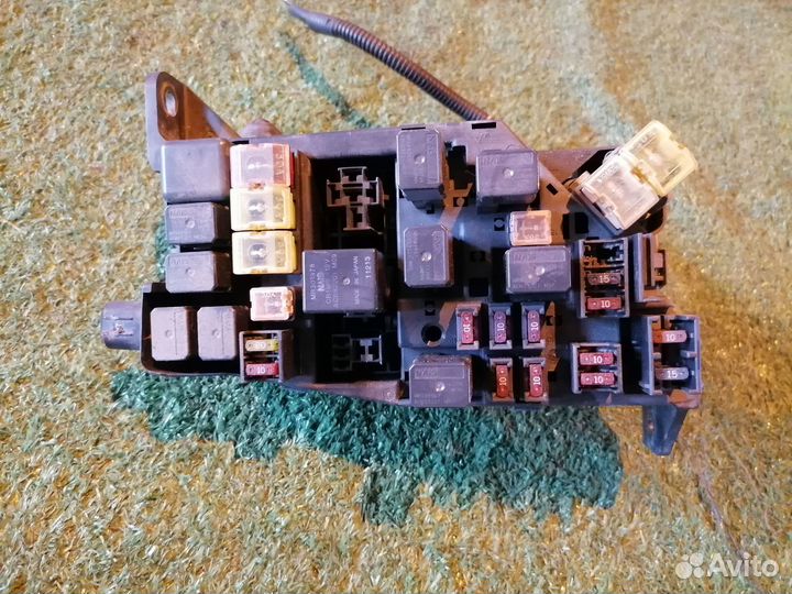 Блок предохранителей MR445510 Mitsubishi Legnum EC