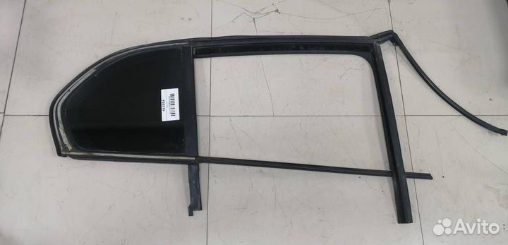 Стекло двери задней правой форточка Skoda Superb 2