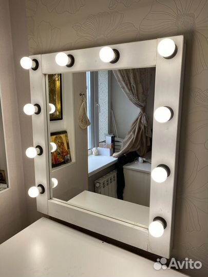 Гримерное зеркало с лампочками