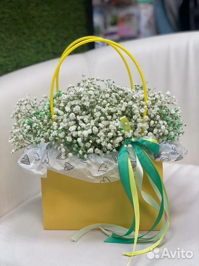 Композиция из гипсофилы в сумочке и в коробке