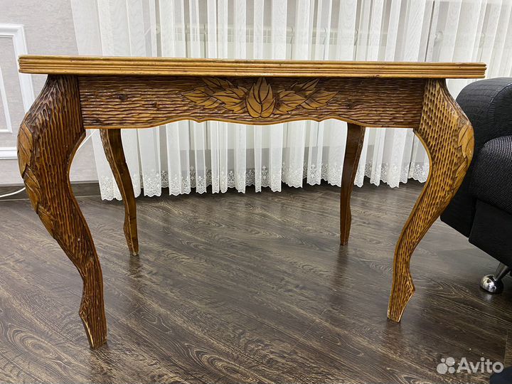 Стол из массива дерева резной, ручной работы